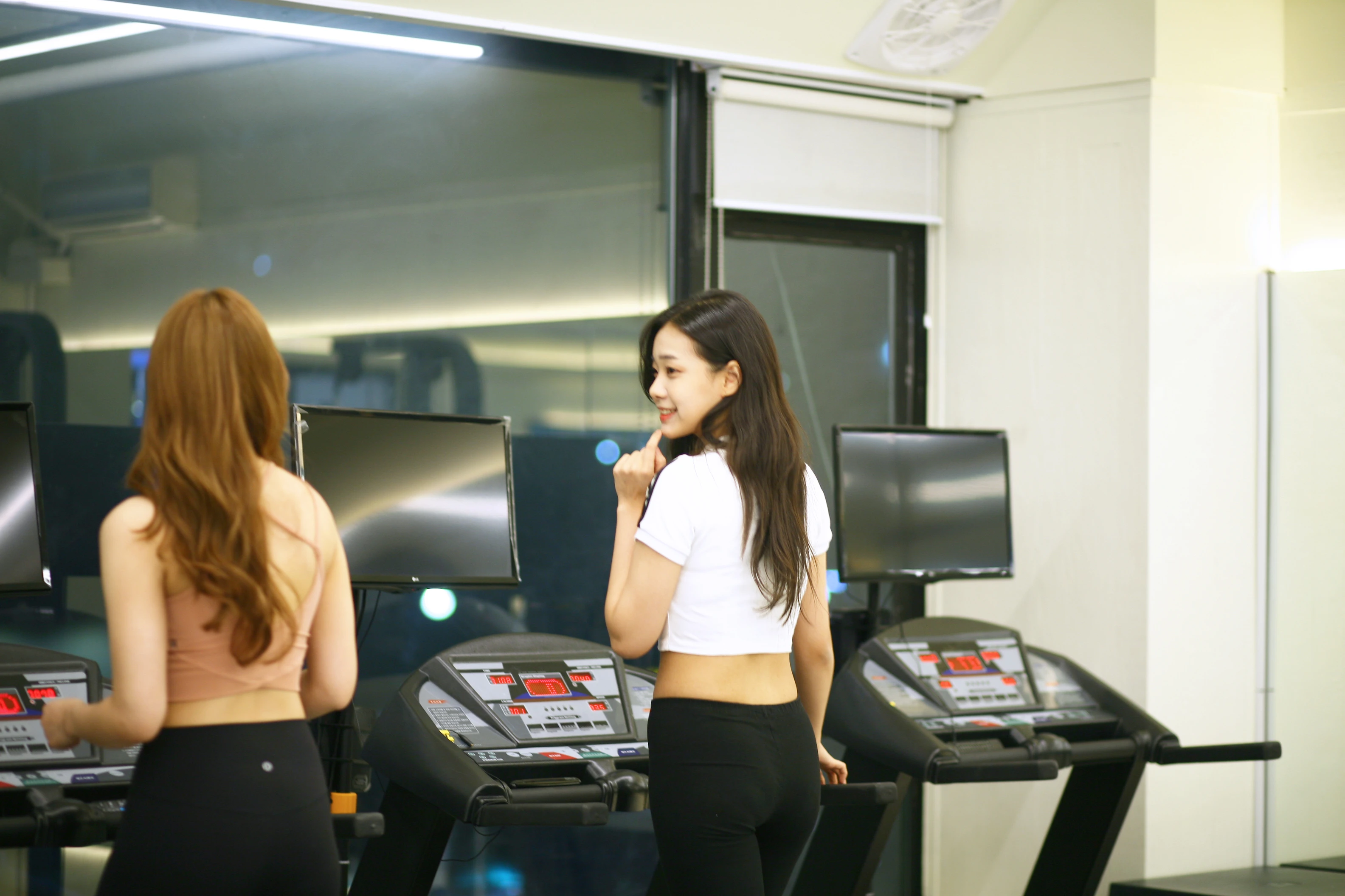 마북동 벨류PT필라테스 센터에서 회원들이 러닝머신 걷기 운동을 하는 모습