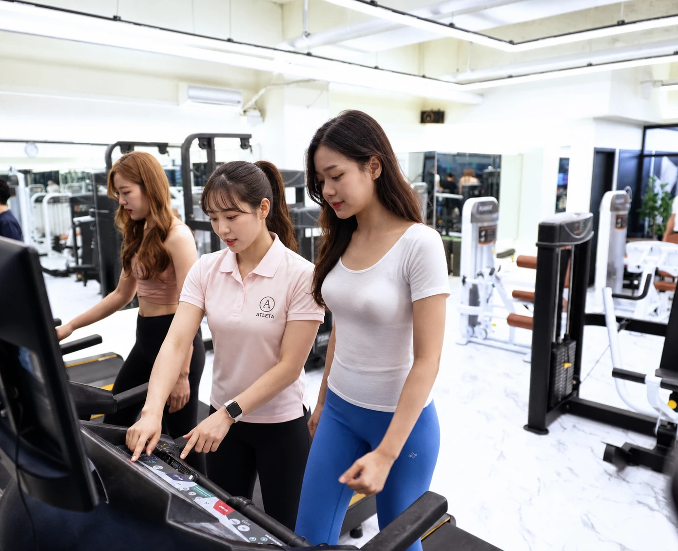 마북동 벨류PT필라테스 트레이너가 회원에게 운동 기구 사용법을 설명하는 모습